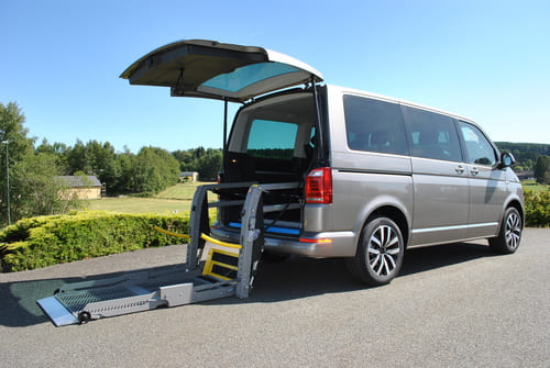 Lift électro-hydraulique pour le chargement et transport dun fauteuil  roulant : ACM Mobility Car