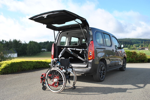 Adaptation de voiture et véhicule pour personnes handicapées en